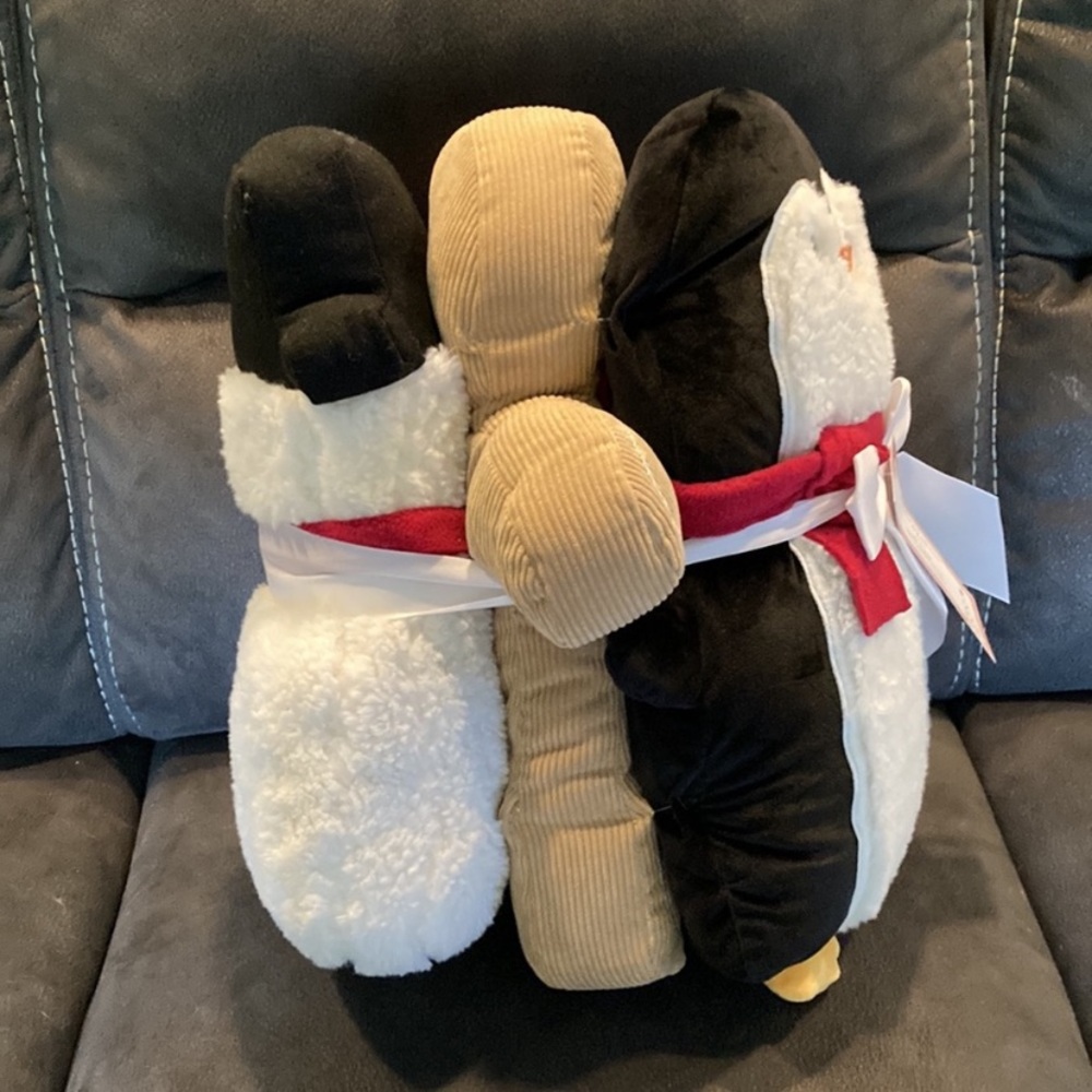 Cupcakes & Cashmere Set/3 CHRISTMAS PILLOWS PENGUIN,GINGERBREAD MAN AND … - Picture 6 of 7